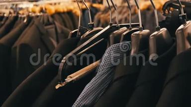 中国<strong>男装</strong>商店的衣架上挂着许多不同款式的黑色<strong>夹克</strong>和衬衫